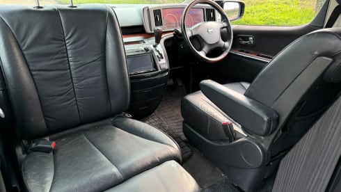 Essie the Elgrand – Nissan campervan met 4 slaapplaatsen uit 2007