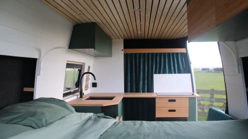 BoWi bus – 2p off Grid Mercedes-Benz bus from 2017