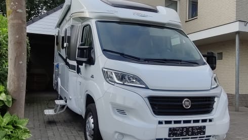 Luxury 2/3 person Carado T377 semi-integrated from 2015 with single beds