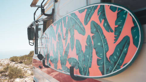 Selma – Unique army bus and off grid camper