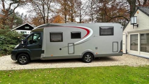 Zilveren parel. – Burstner with 2 x length bed and large dinette.