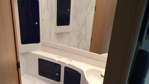 Traveler – Starker Familiencamper für 6 Personen mit B-Führerschein mit Anhängerkupplung und Garage!