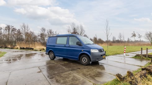 2p Volkswagen campervan uit 2003