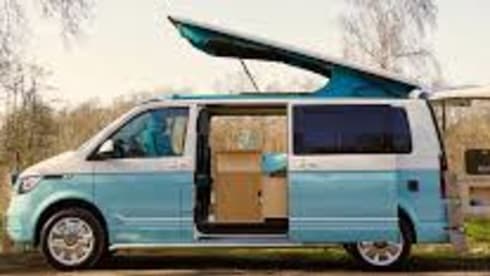  Hippie – 2020 4-person Volkswagen campervan
