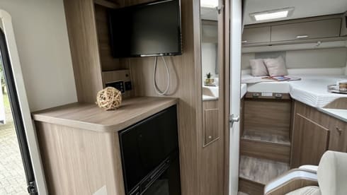 Carado T338 familiecamper – Luxurious spacious family camper, almost new and fully equipped. 