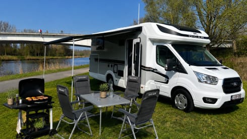 Moderne Ford Camper voor 4 Personen – Compact, Luxe en Avontuurlijk