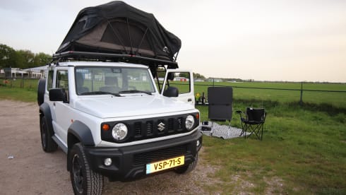 Simba – Keep smiling with this Suzuki Jeep with roof tent!
