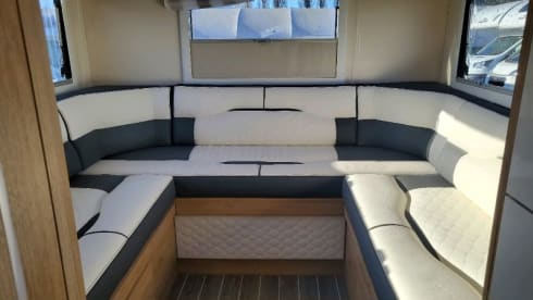 Auto Roller 747 – 2024 Roller Team Auto Roller 747 automatic six berth + six seatbelts 