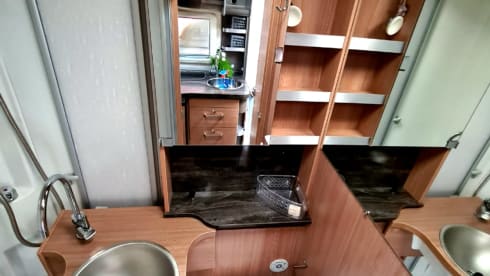 Birdy – Great camper with 4 fixed beds for family or events - XL garage