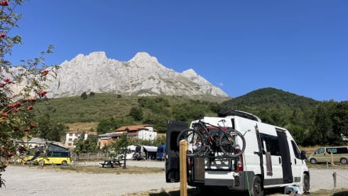 Otis – Super cozy self-build camper