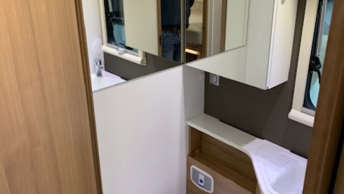 Adria matrix 670 SL model 2022 (4-5 pers. / complete for holidays)