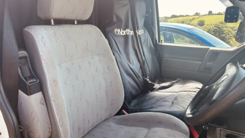 Readers (ready for anything) – 2 berth Volkswagen campervan from 2002