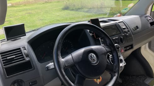 Guus (dan denk je aan brabant) – Red and white Volkswagen T5