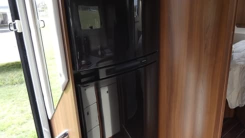 Luxurious spacious 4p camper with queen bed and pull-down bed