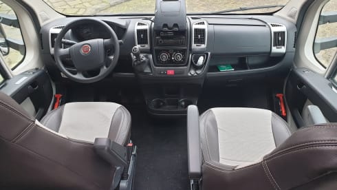 Very luxurious, spacious and comfortable camper with Queen size bed, super complete!