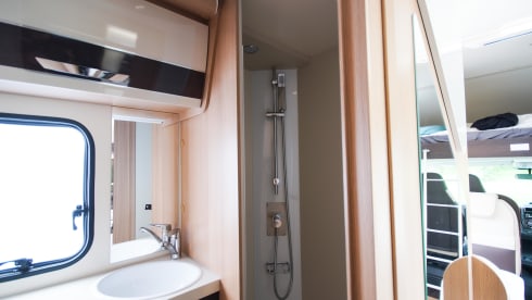 Kampeerwagen met 6 ruime slaapplaatsen