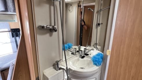 The Adventurer – 6 berth Peugeot AutoQuest 180 