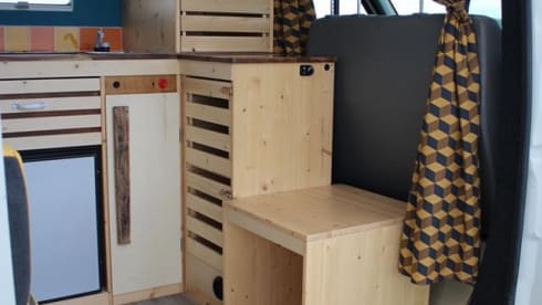 EigenWijze – Unique bus camper, with nice interior