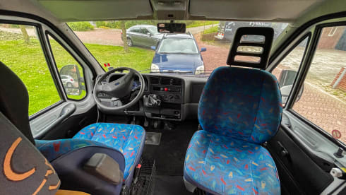 Cosy Family Camper – Complete cozy family camper with large garage 5p Hymer