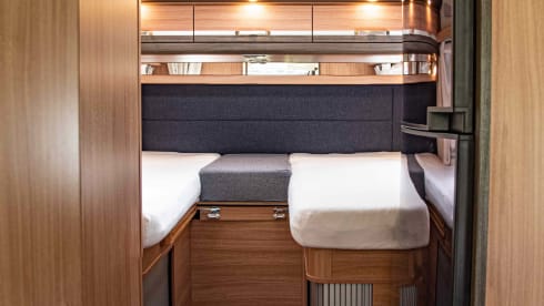 Sky Wave 700 MEG – Luxury automatic semi-integrated camper for 4p with Airco!