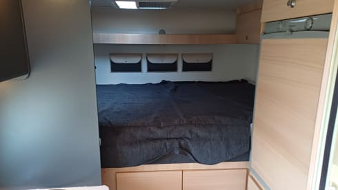 Beautiful compact Knaus camper with garage and large transverse bed!