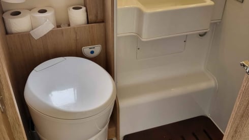 Autoroller 746 automatic – 6 berth Roller Team alcove from 2021