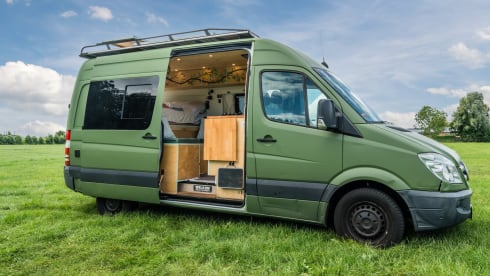 Stef – Cozy Off-grid Mercedes Campervan