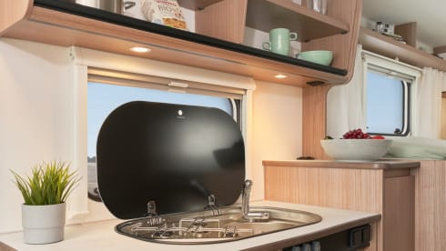Carado V337 camper van (e-bike lift / trailer hitch)
