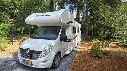 New spacious alcove camper with 7 sleeping places and air conditioning in the house.