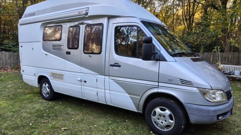 2-person Mercedes-Benz bus from 2002
