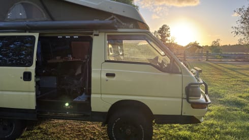 The beast, Mitsubishi L300 uit 1995 – Yellow 4x4 camper van – off-grid adventure & nature office in one!