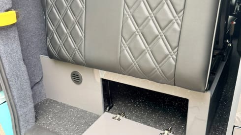 Campervan Ford a 4 posti letto del 2021