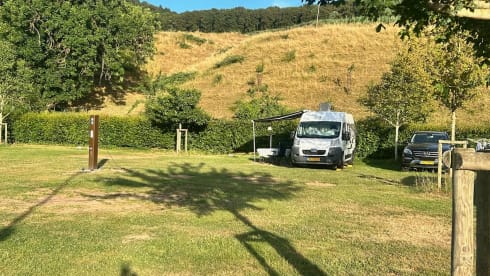 Camping-car 2 places avec climatisation dans l'espace de vie 