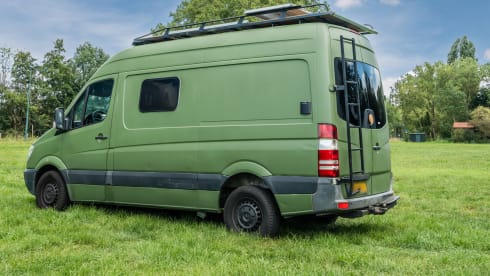 Stef – Cozy Off-grid Mercedes Campervan