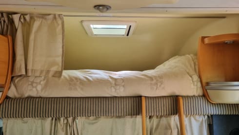 Compact 4p Hymer alcove with bunk bed