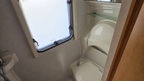 ELMA – 4 berth Motorhome close to Manchester Airport 
