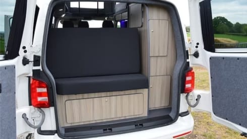Violet – Camper Volkswagen a 4 posti letto del 2011