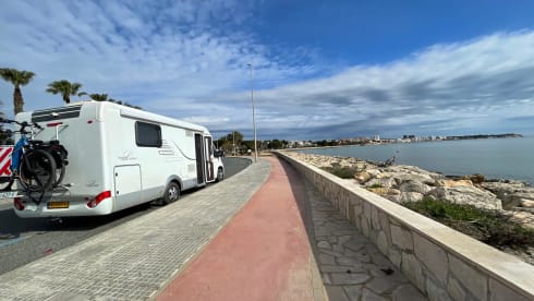Nirwana – Luxury 2p Hymer from 2015 with fixed Queens bed 