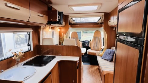 Making Memories! – Cozy fully furnished Hymer Carado 4 persons / Euro 5 motorbike