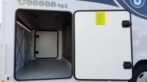 Location de camping-car semi-intégré de luxe Benimar – automatique – 5 places – 2026