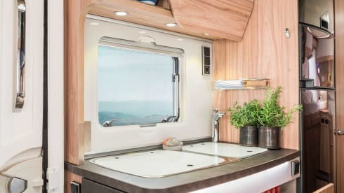 Enjoy Hymer Camper (2018) – 2p Hymer semi-integrated from 2018