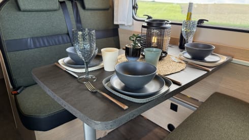 Tom & Mel – 🏝️ - OUT TIME - 🏞️