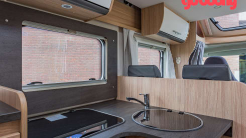 11/20 – 2 berth motorhome with single beds - Automatic