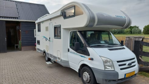 Campie  – Spacious 5p camper with XXL garage 