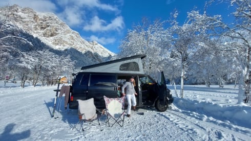 4p Volkswagen campervan with lifting roof tent