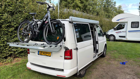 Compleet uitgerust met keuken, bustent & fietsenrek – 4p Volkswagen campervan from 2015