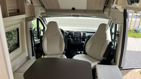 Dreamer Camp 5 – Spacious campervan for 4 to 5 people (sitting & sleeping)  