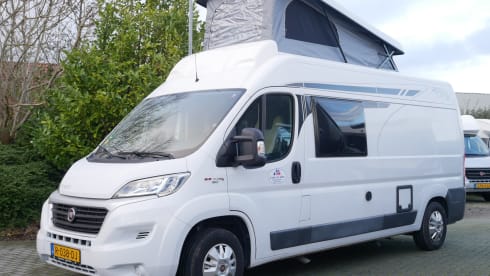 Pössl Roadcar R540, 5.40 meter bus camper, 2 sleeping - 4 seats.