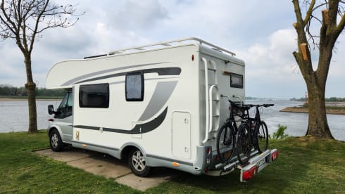 Nice, complete family camper with large seating area