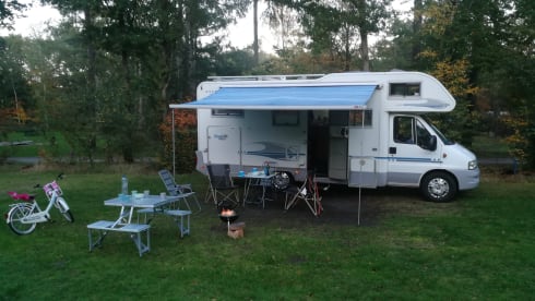 Very luxurious and spacious 4 person Alcove camper with 2 fixed spacious beds